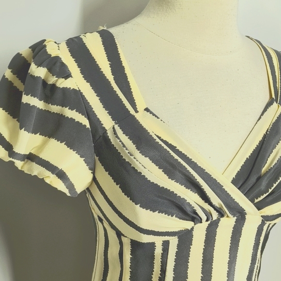 Nanette Lepore grey/ivory striped silk short-sleeve blouse-sz 0 - Picture 2 of 5